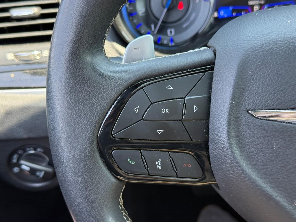 Chrysler 300 Vehicle Full-screen Gallery Image 19