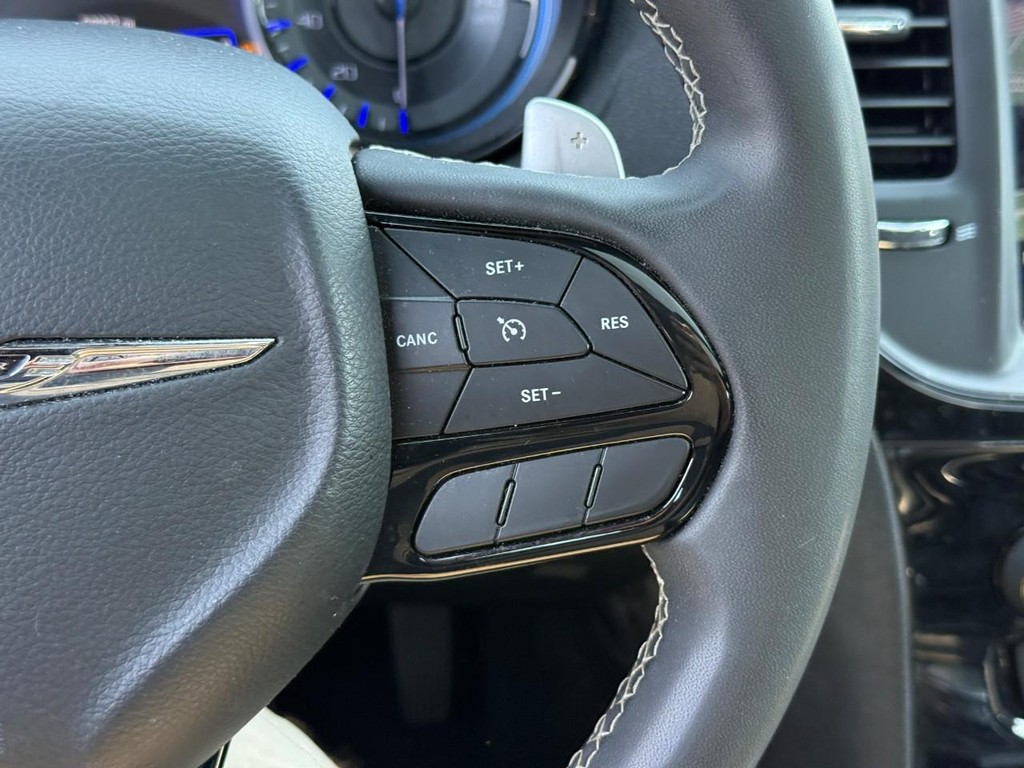 Chrysler 300 Vehicle Full-screen Gallery Image 20