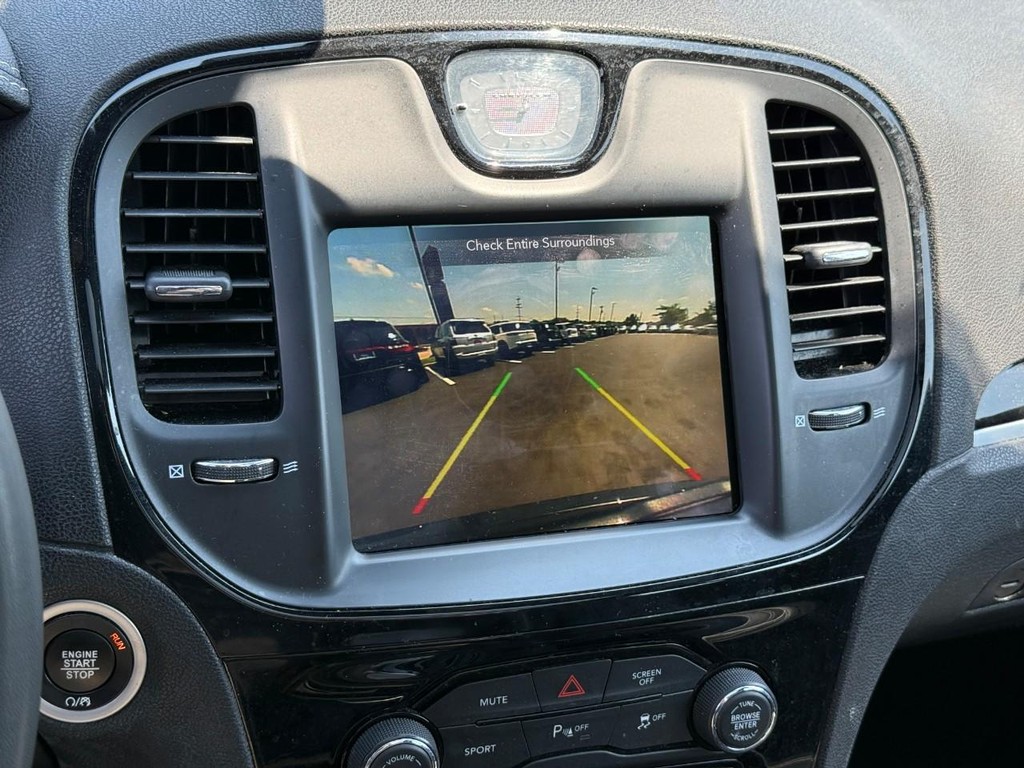 Chrysler 300 Vehicle Full-screen Gallery Image 22