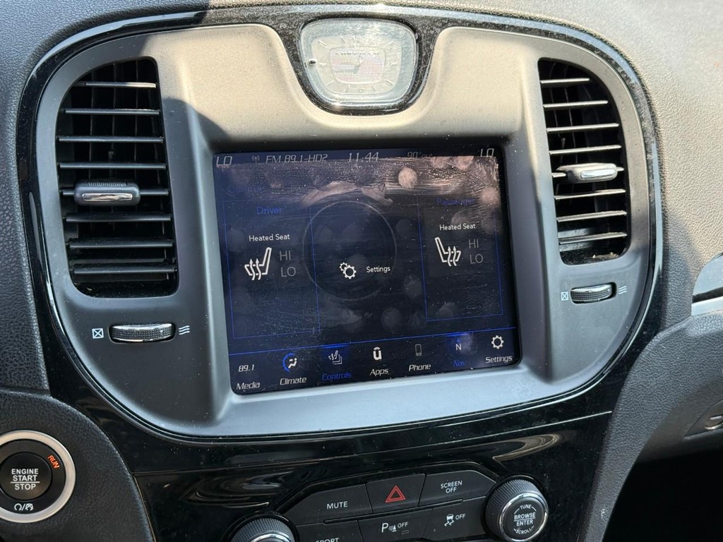 Chrysler 300 Vehicle Full-screen Gallery Image 23