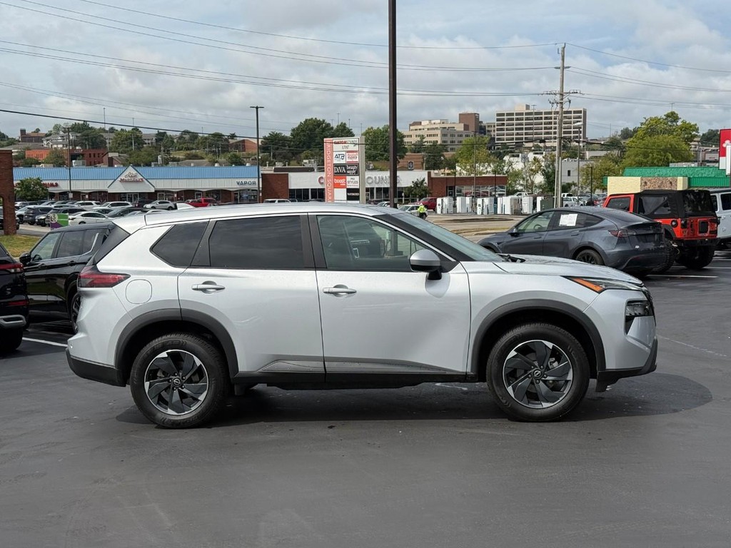 Nissan Rogue Vehicle Full-screen Gallery Image 02