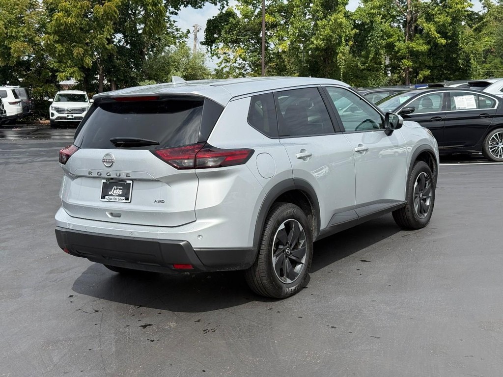 Nissan Rogue Vehicle Full-screen Gallery Image 03