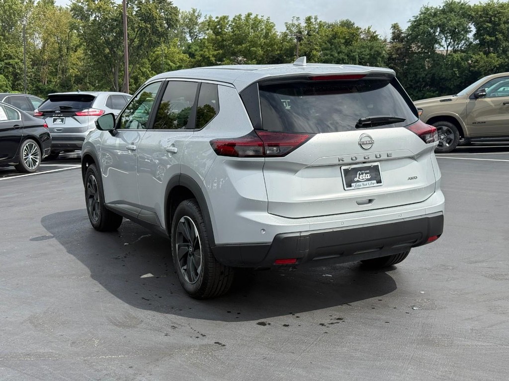 Nissan Rogue Vehicle Full-screen Gallery Image 04