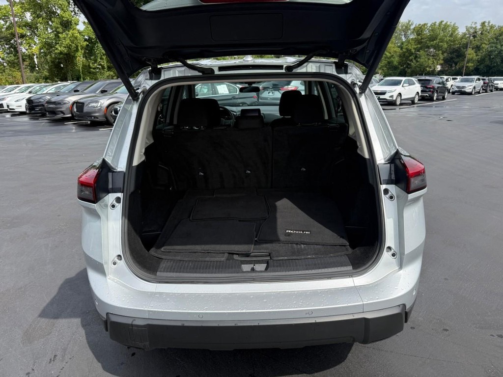 Nissan Rogue Vehicle Full-screen Gallery Image 07