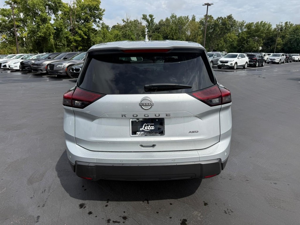 Nissan Rogue Vehicle Full-screen Gallery Image 08