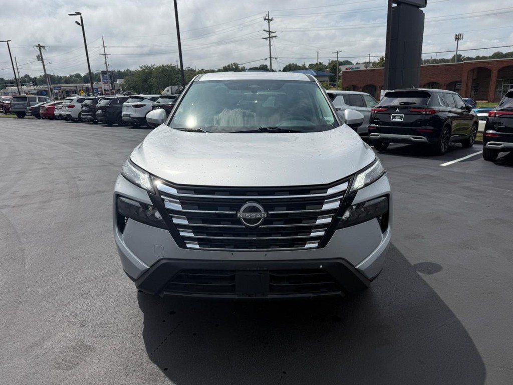 Nissan Rogue Vehicle Full-screen Gallery Image 10