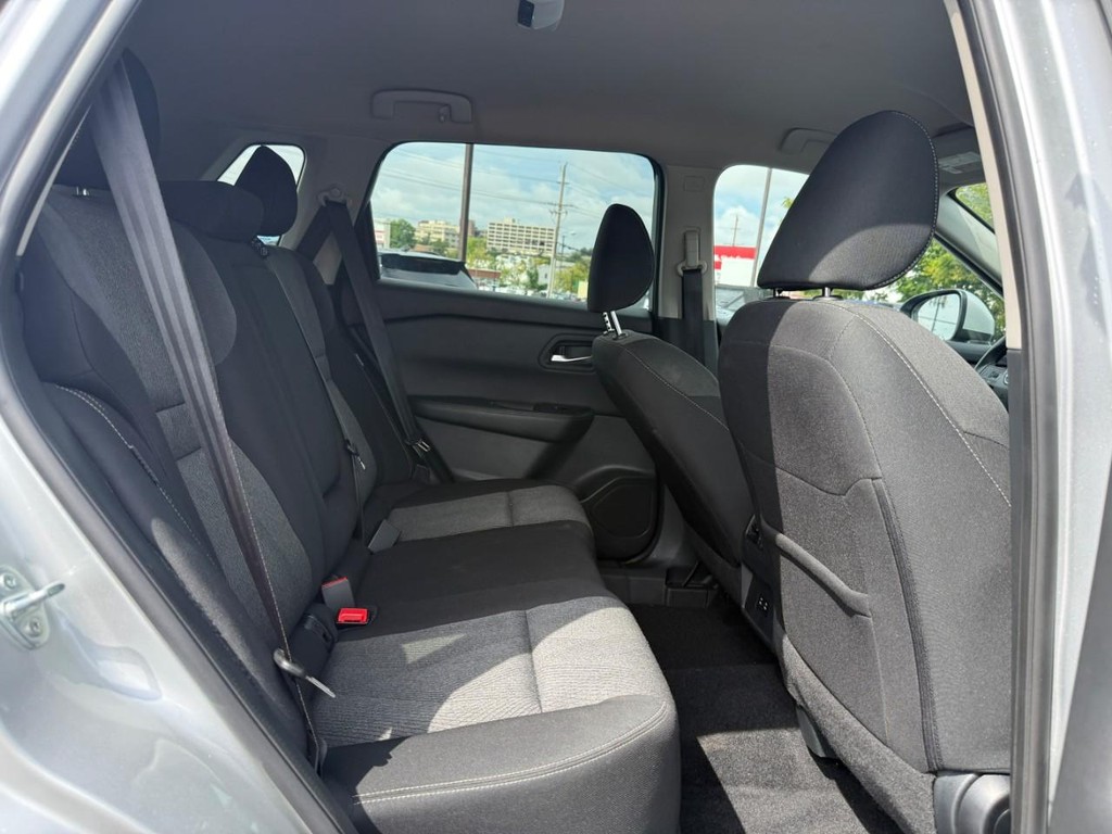 Nissan Rogue Vehicle Full-screen Gallery Image 11