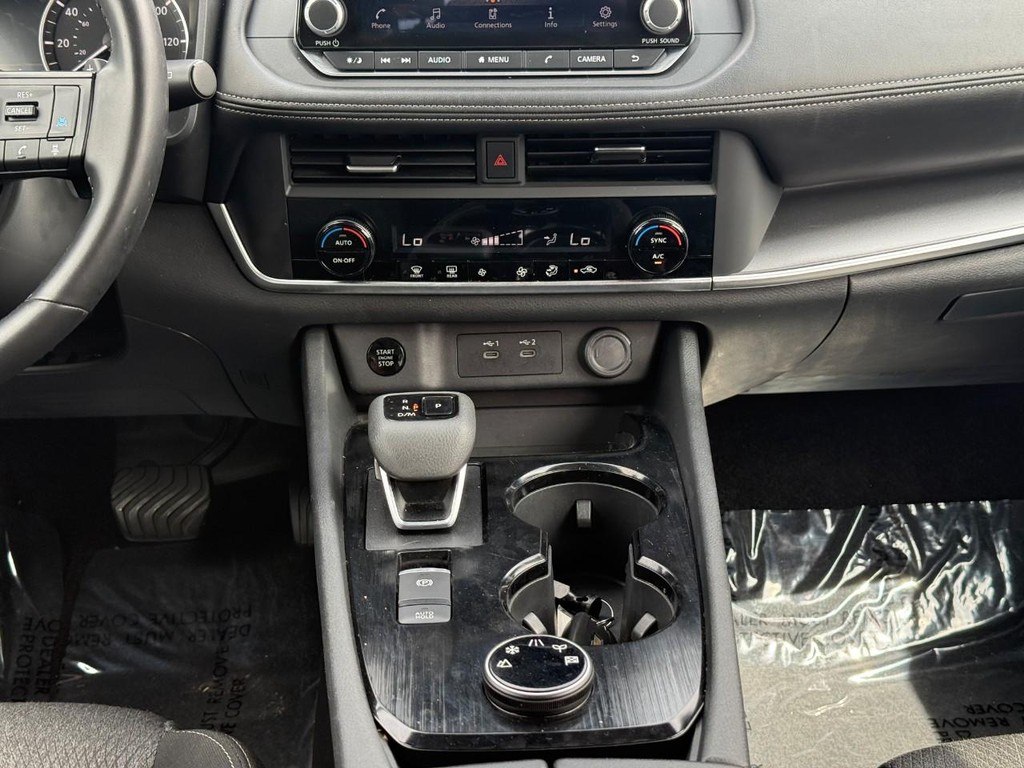 Nissan Rogue Vehicle Full-screen Gallery Image 15