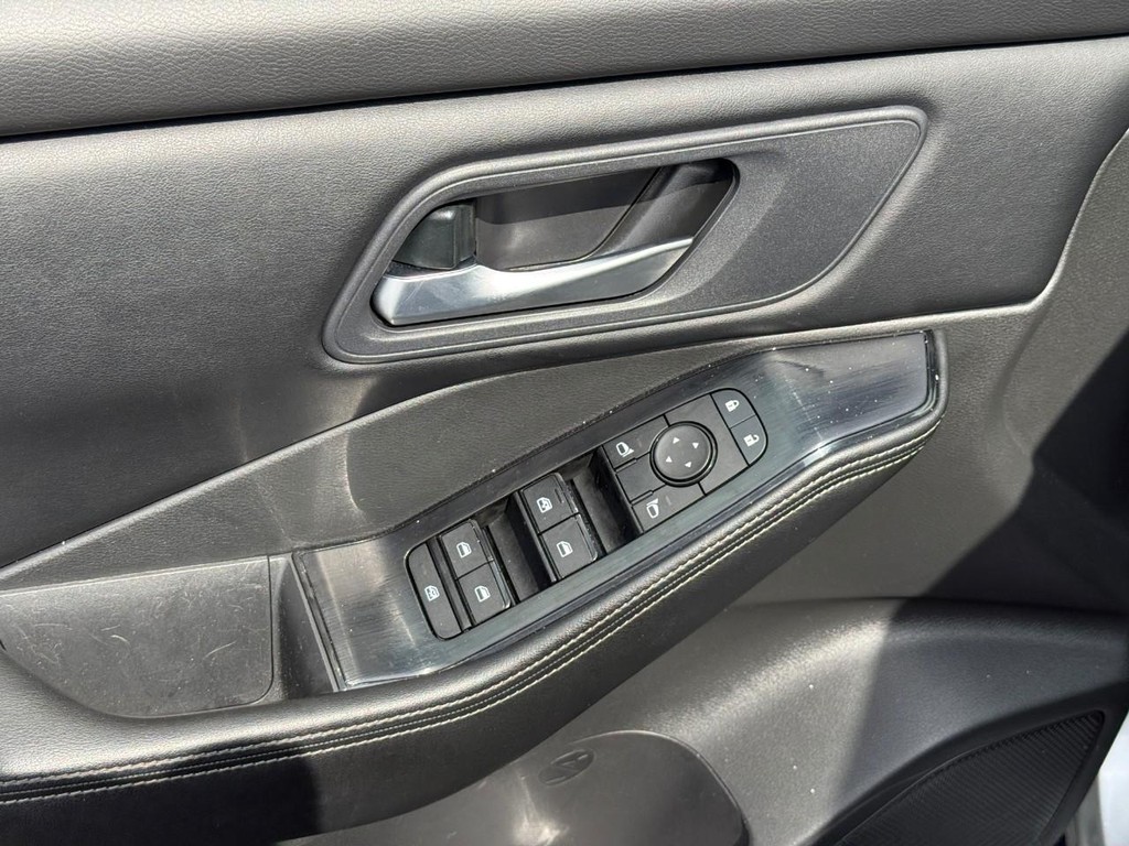Nissan Rogue Vehicle Full-screen Gallery Image 16
