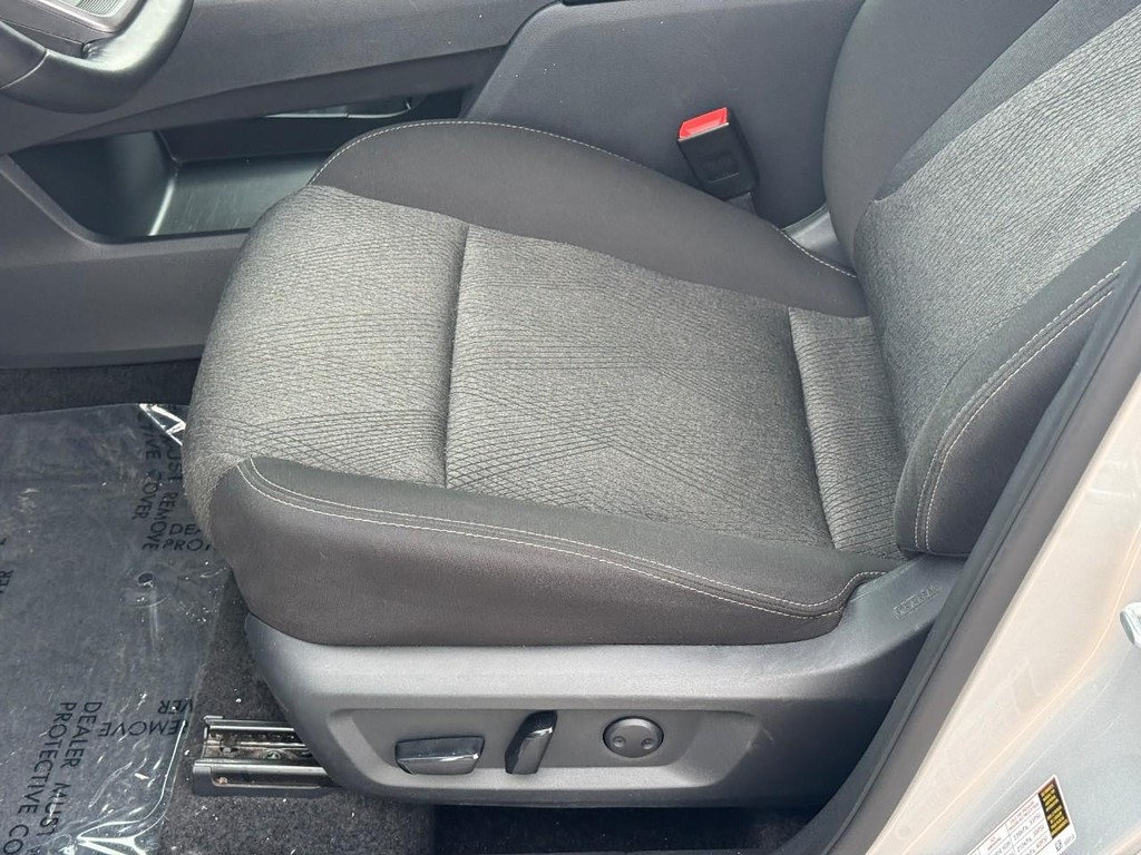 Nissan Rogue Vehicle Full-screen Gallery Image 17