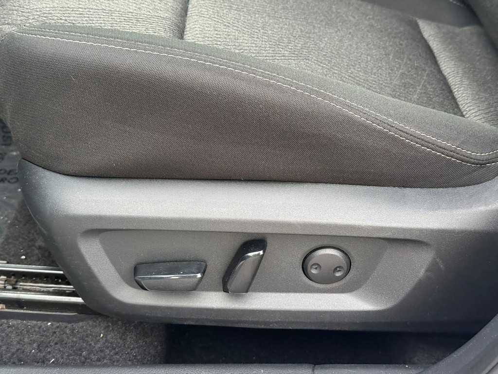 Nissan Rogue Vehicle Full-screen Gallery Image 18