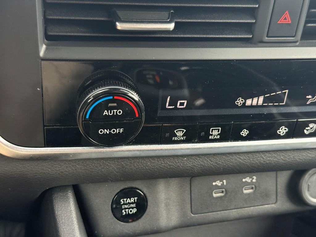 Nissan Rogue Vehicle Full-screen Gallery Image 22