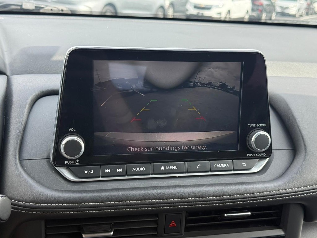Nissan Rogue Vehicle Full-screen Gallery Image 24