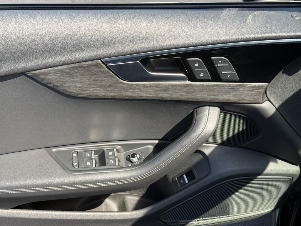 Audi A4 Sedan Vehicle Full-screen Gallery Image 11