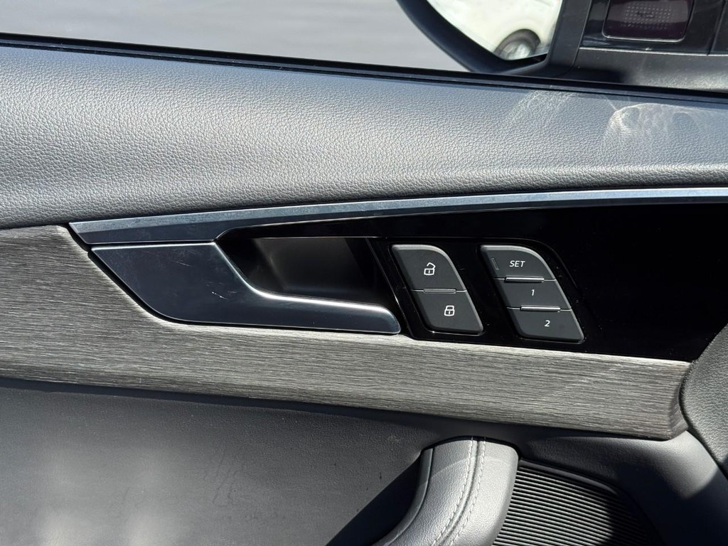 Audi A4 Sedan Vehicle Full-screen Gallery Image 12