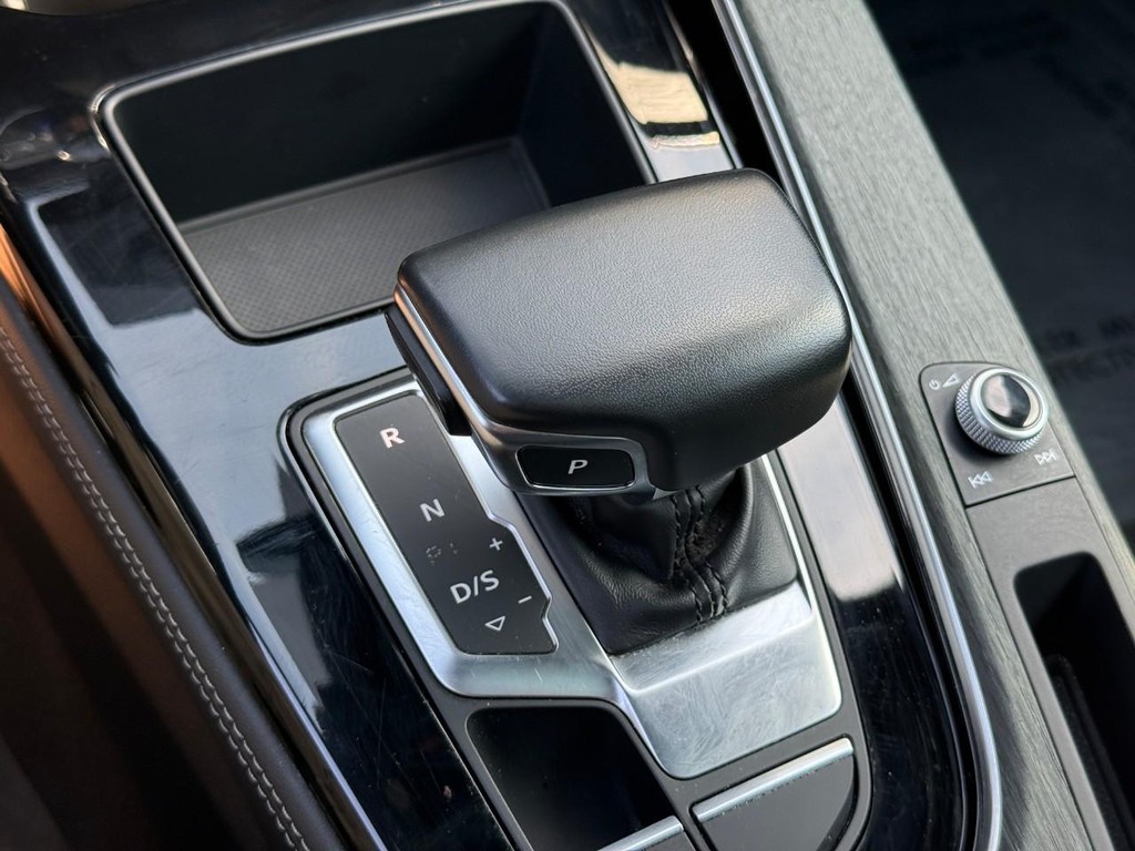 Audi A4 Sedan Vehicle Full-screen Gallery Image 18
