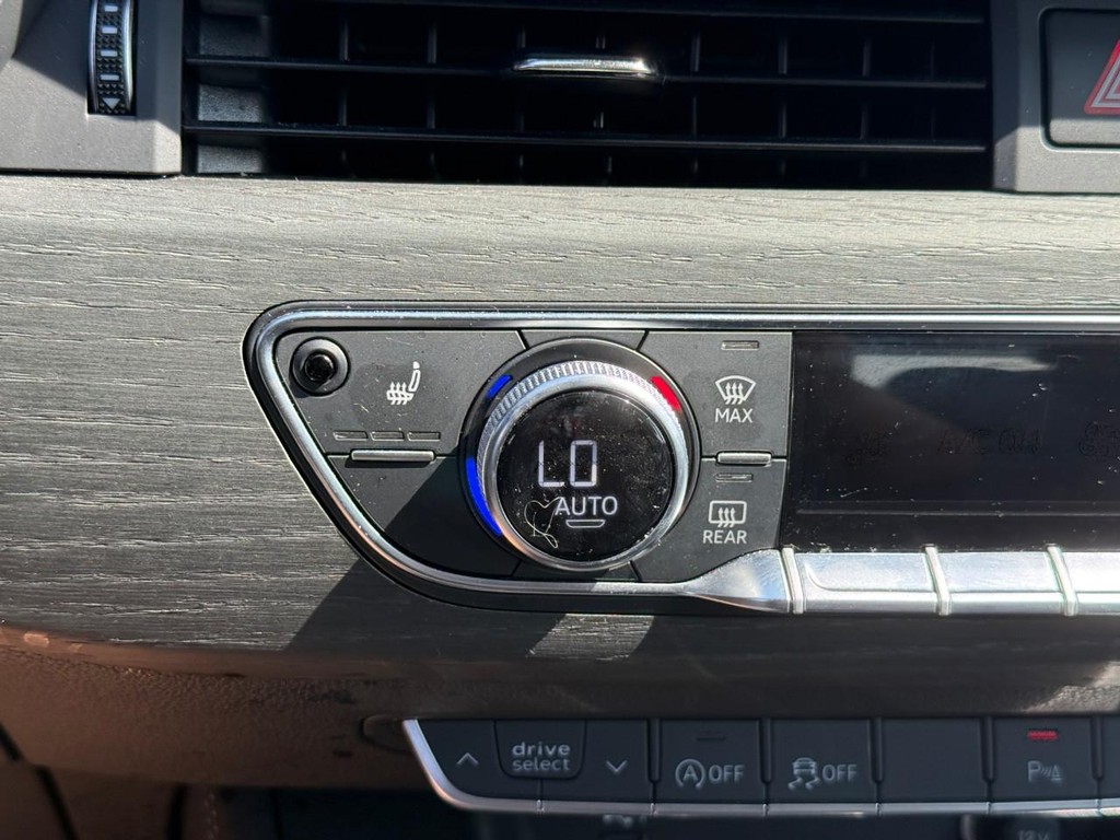 Audi A4 Sedan Vehicle Full-screen Gallery Image 19