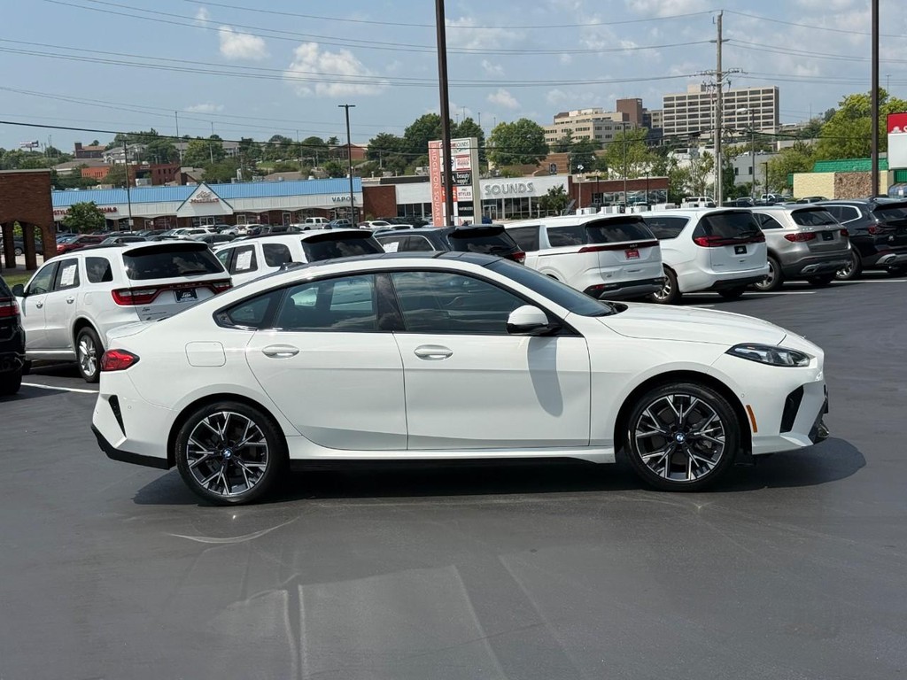 BMW 2 Series Vehicle Full-screen Gallery Image 02