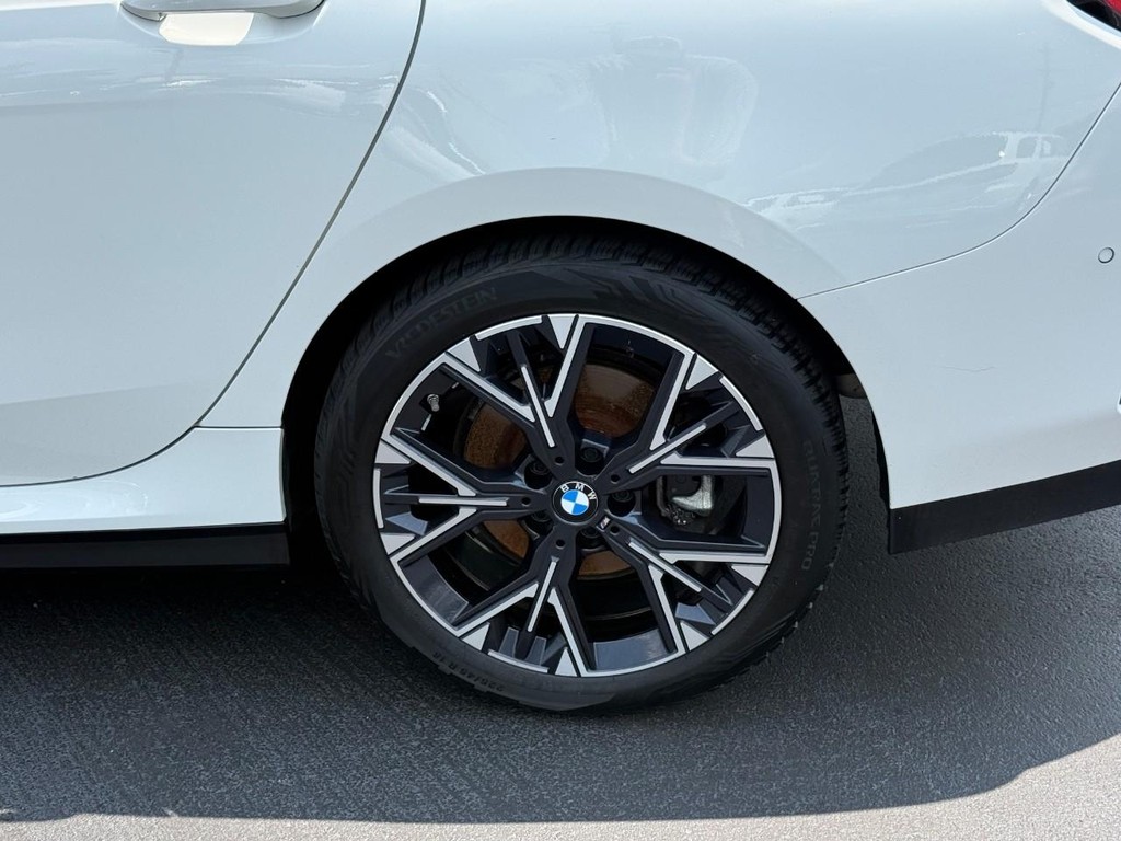 BMW 2 Series Vehicle Full-screen Gallery Image 05