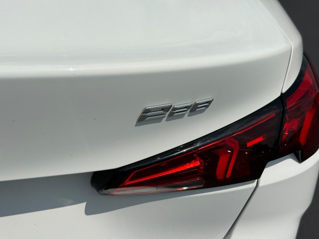 BMW 2 Series Vehicle Full-screen Gallery Image 06
