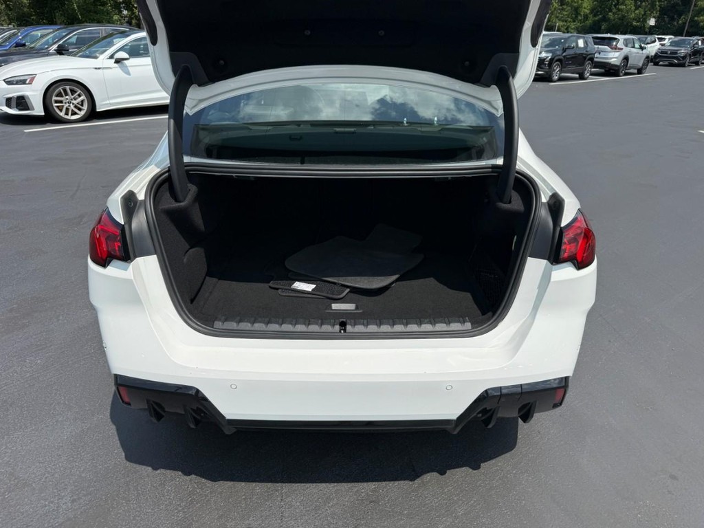 BMW 2 Series Vehicle Full-screen Gallery Image 07