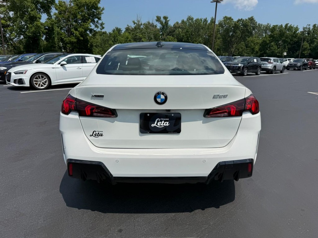 BMW 2 Series Vehicle Full-screen Gallery Image 08
