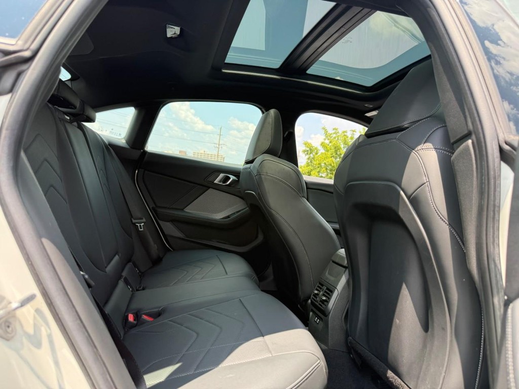 BMW 2 Series Vehicle Full-screen Gallery Image 11