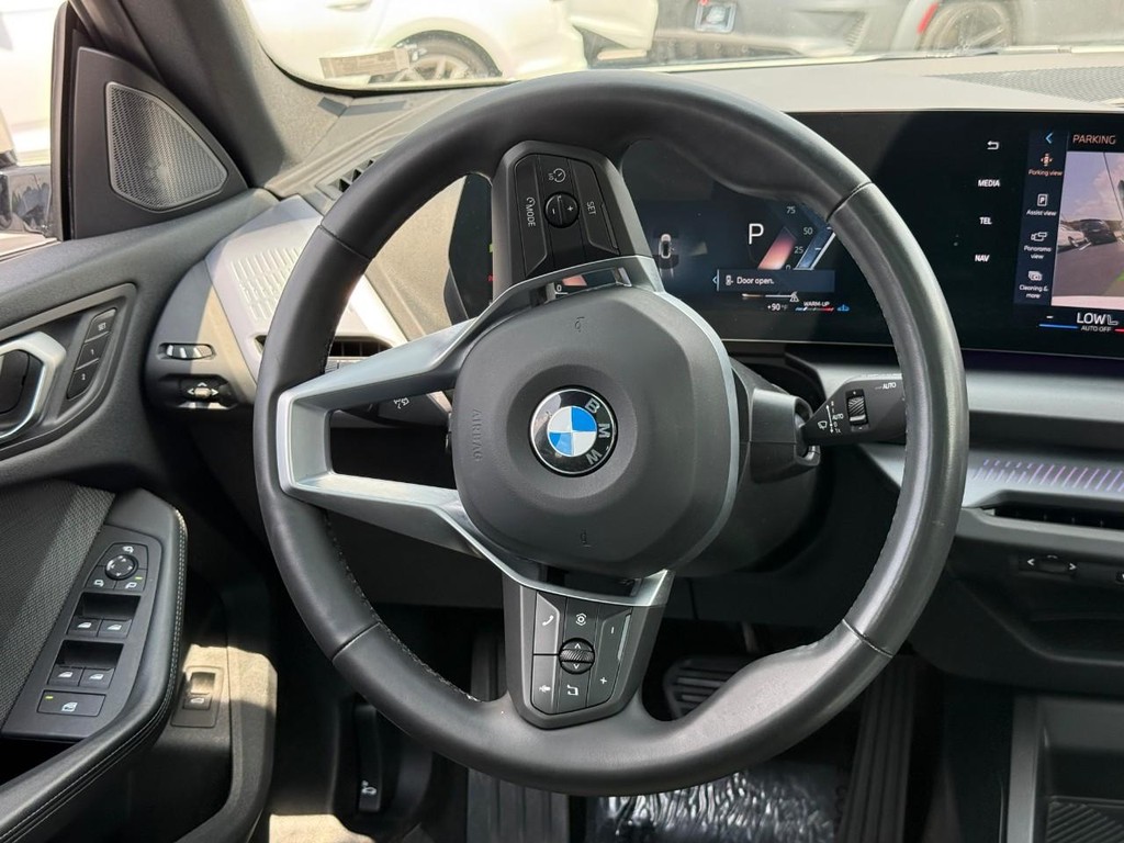 BMW 2 Series Vehicle Full-screen Gallery Image 13