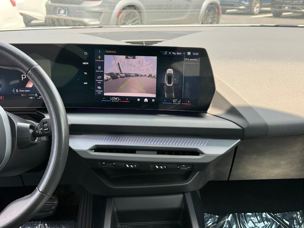 BMW 2 Series Vehicle Full-screen Gallery Image 14