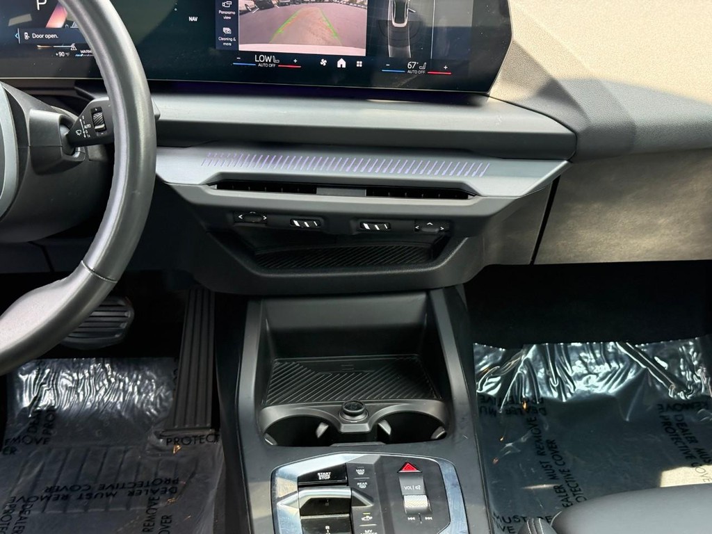 BMW 2 Series Vehicle Full-screen Gallery Image 15