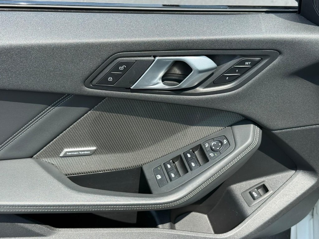 BMW 2 Series Vehicle Full-screen Gallery Image 16