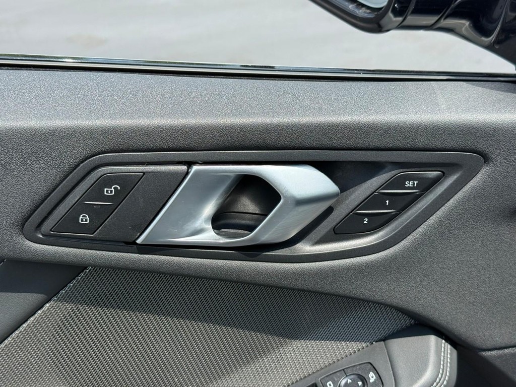 BMW 2 Series Vehicle Full-screen Gallery Image 17