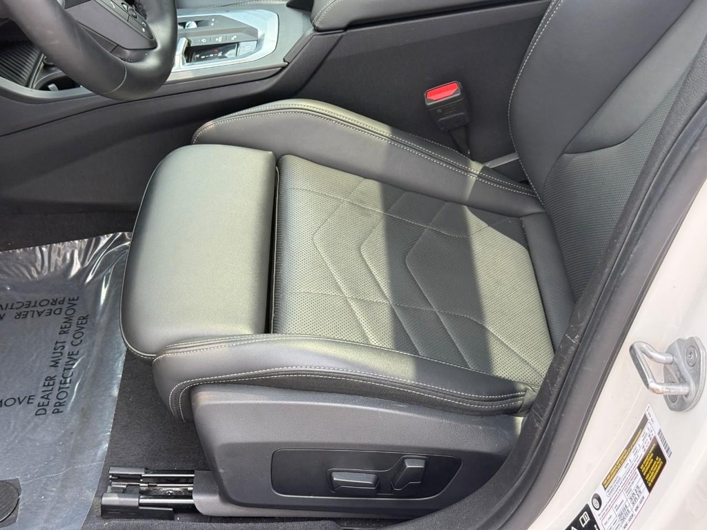 BMW 2 Series Vehicle Full-screen Gallery Image 18