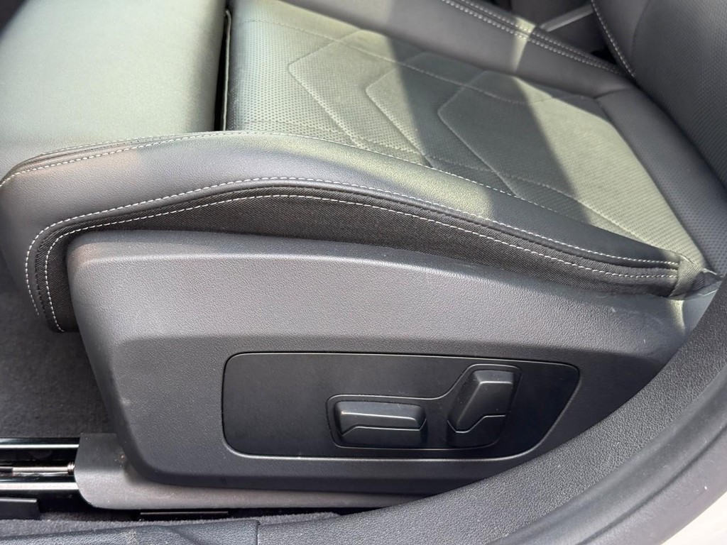 BMW 2 Series Vehicle Full-screen Gallery Image 19