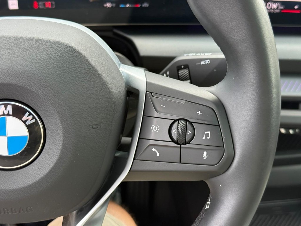 BMW 2 Series Vehicle Full-screen Gallery Image 21