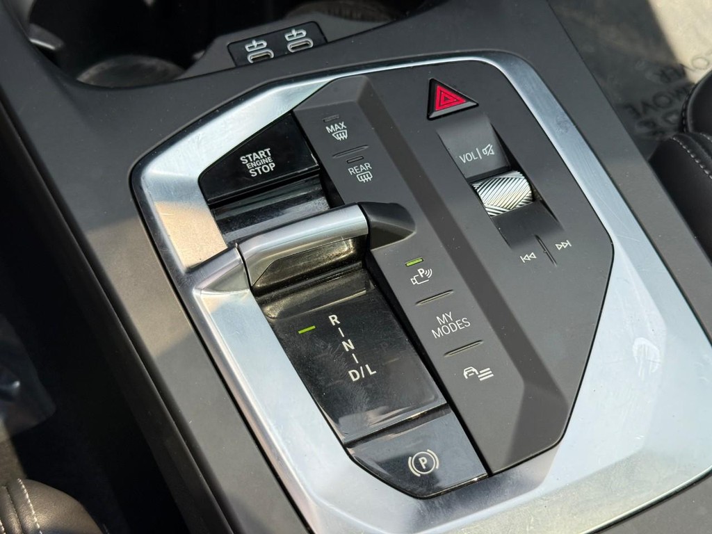 BMW 2 Series Vehicle Full-screen Gallery Image 24