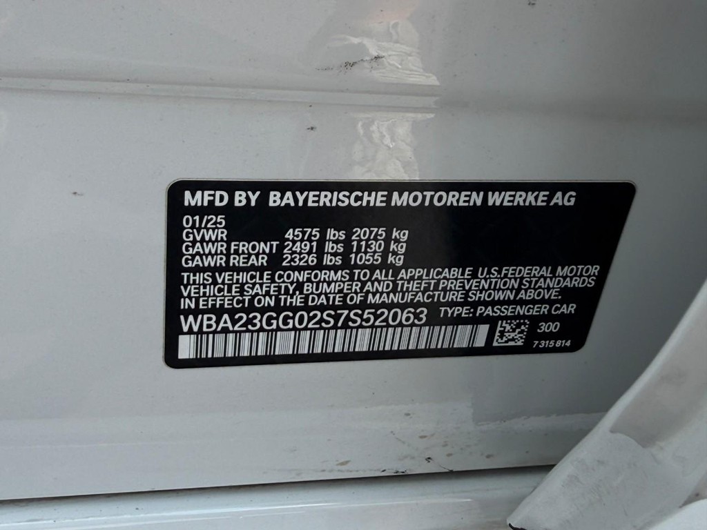 BMW 2 Series Vehicle Full-screen Gallery Image 25