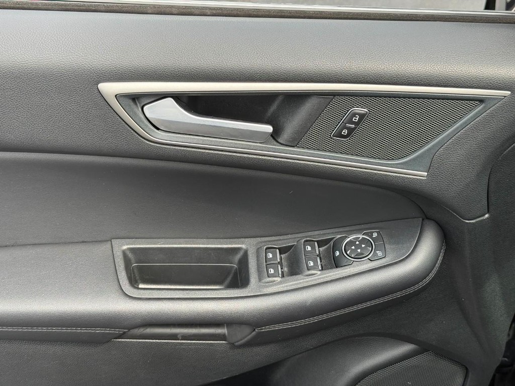 Ford Edge Vehicle Full-screen Gallery Image 16