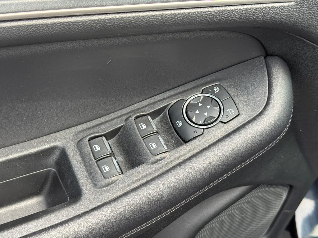 Ford Edge Vehicle Full-screen Gallery Image 17