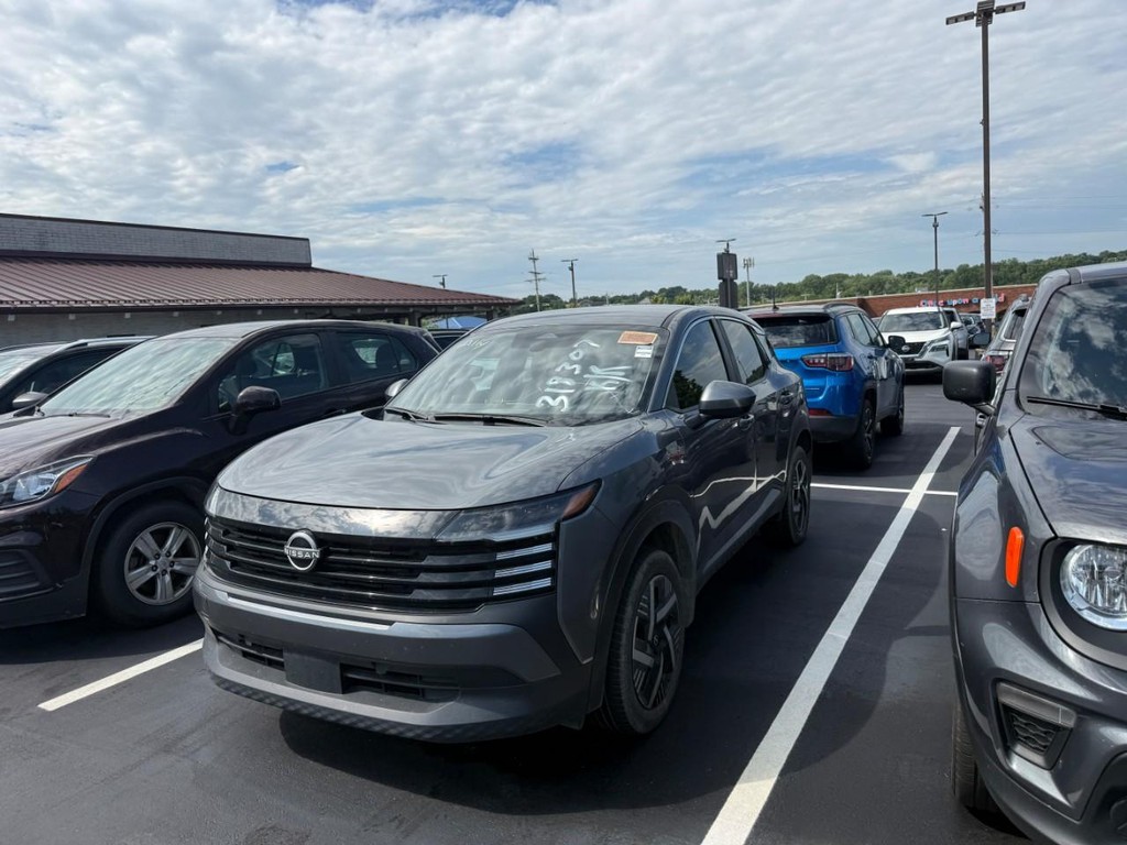 Nissan Kicks Vehicle Full-screen Gallery Image 03