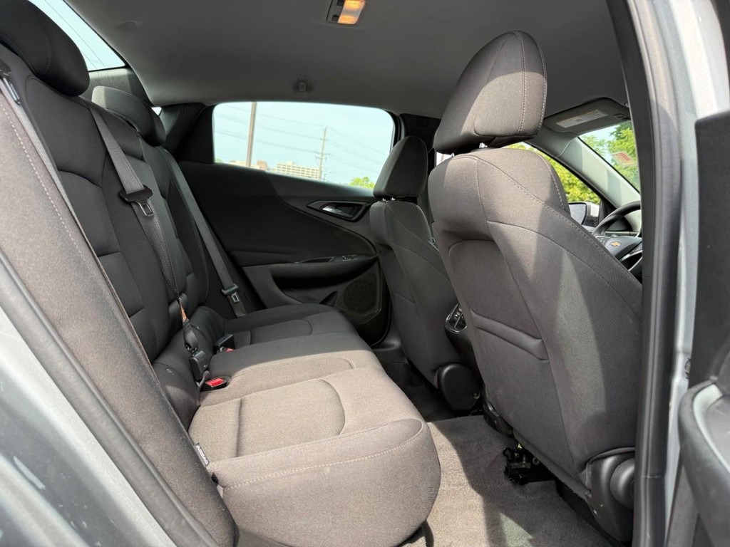 Chevrolet Malibu Vehicle Full-screen Gallery Image 10