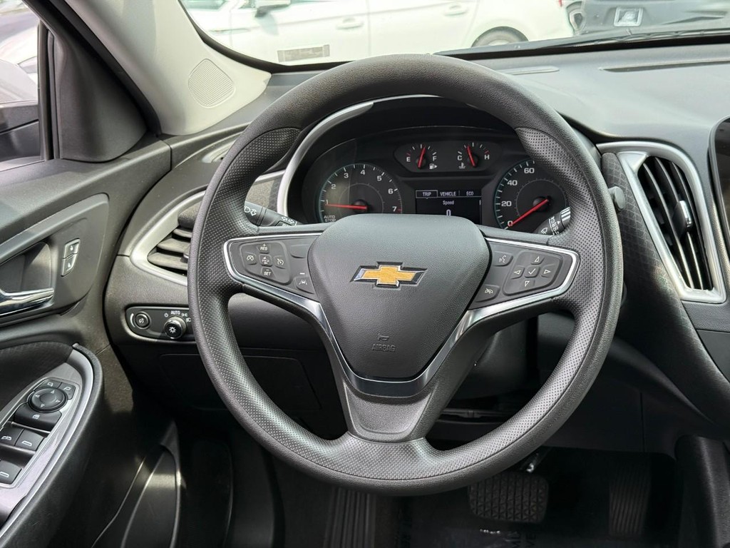 Chevrolet Malibu Vehicle Full-screen Gallery Image 12