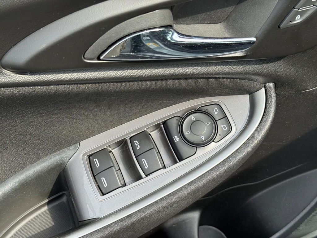 Chevrolet Malibu Vehicle Full-screen Gallery Image 16