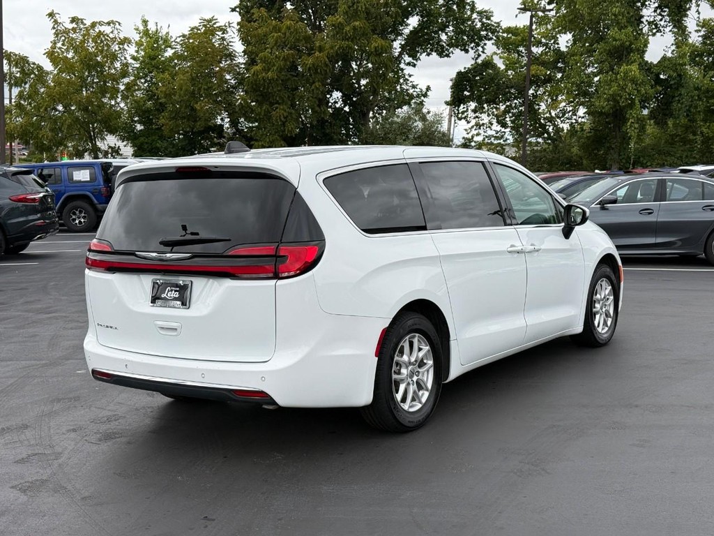 Chrysler Pacifica Vehicle Full-screen Gallery Image 03
