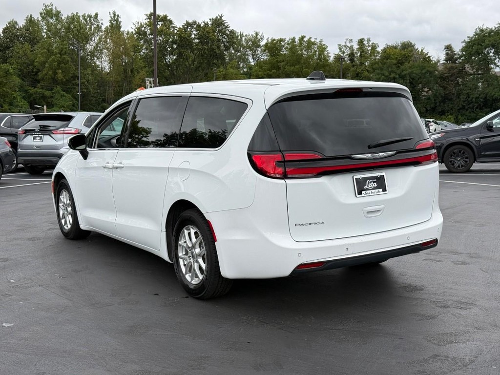 Chrysler Pacifica Vehicle Full-screen Gallery Image 04