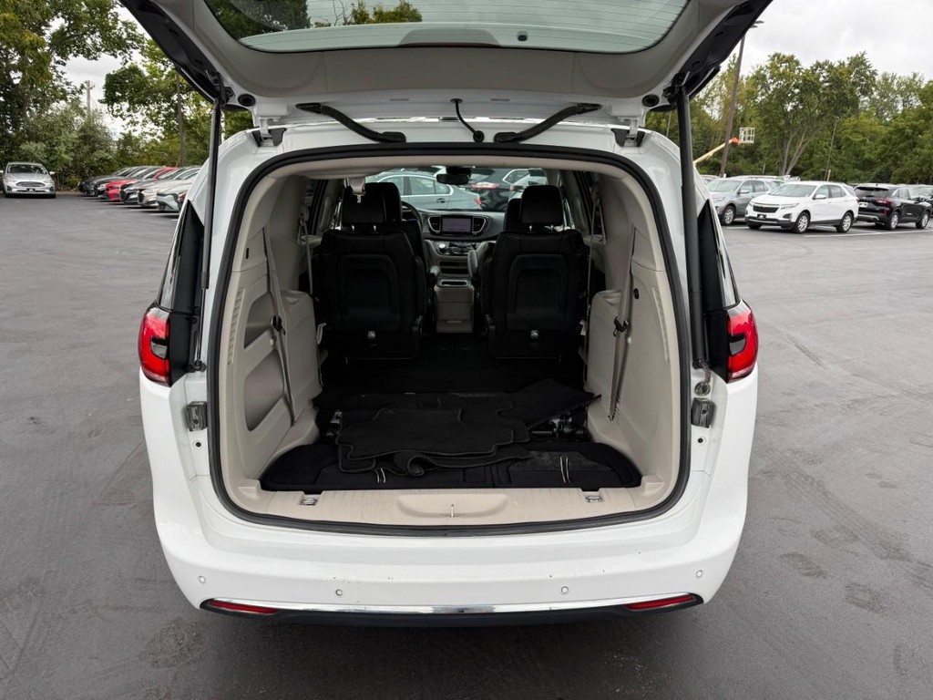 Chrysler Pacifica Vehicle Full-screen Gallery Image 06