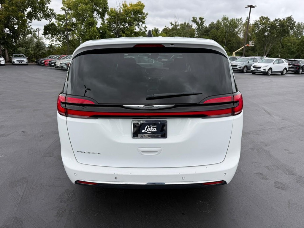 Chrysler Pacifica Vehicle Full-screen Gallery Image 07