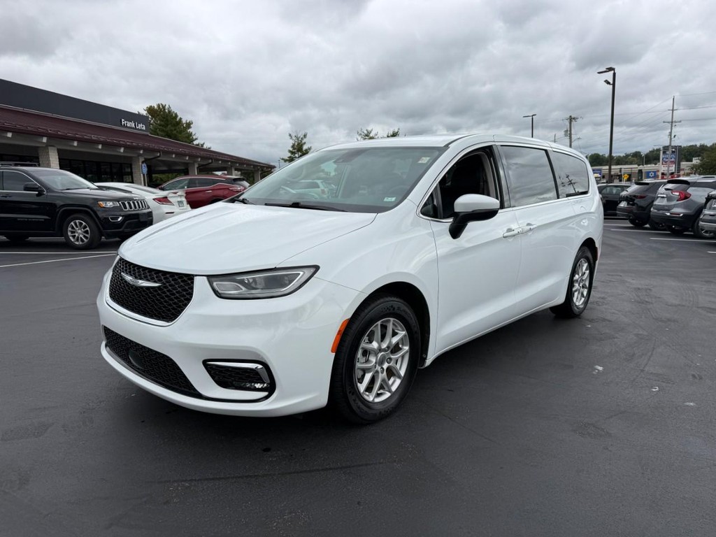 Chrysler Pacifica Vehicle Full-screen Gallery Image 08
