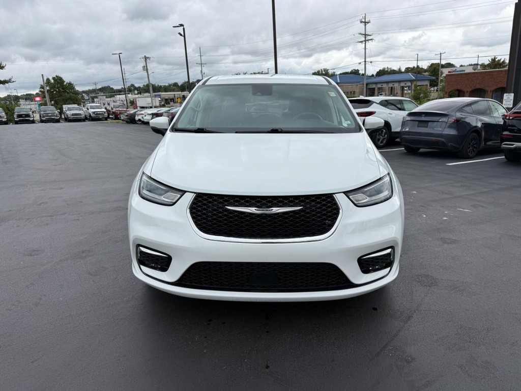 Chrysler Pacifica Vehicle Full-screen Gallery Image 09