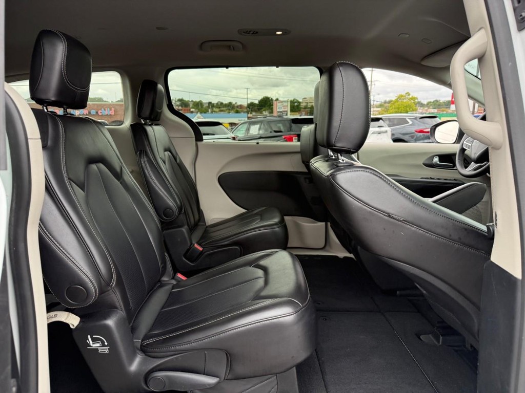 Chrysler Pacifica Vehicle Full-screen Gallery Image 10